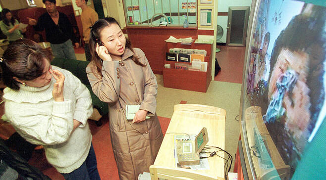 인터넷 국제전화서비스업체인 인퍼텔이 2001년 1월 21일 설날에도 집에 못 가는 중국동포들을 위해 설치한 영상전화로 중국동포들이 연길시의 가족과 눈물을 흘리며 통화하고 있다. 한겨레 자료사진