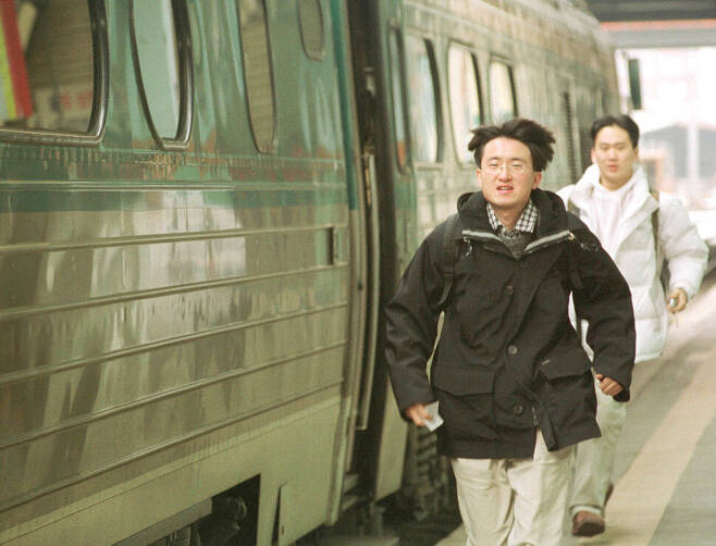 2001년 1월 21일 서울역에서 뒤늦게 도착한 귀성객들이 열차를 놓치지 않으려 뛰어가고 있다. 한겨레 자료사진
