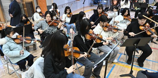 경남 양산시 금오초중 오케스트라 단원들이 지난달 27일 학교 체육관에서 합주를 하고 있다. 2022년 오케스트라를 창단한 이 학교는 경남 최초의 초·중통합학교다. 정다빈 기자
