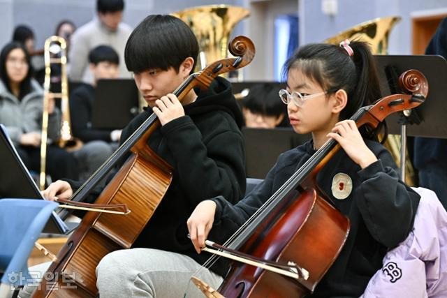 지난달 27일 경남 양산시 금오초중 체육관에서 중학생 오케스트라 단원과 초등학생 단원이 함께 연주하고 있다. 정다빈 기자