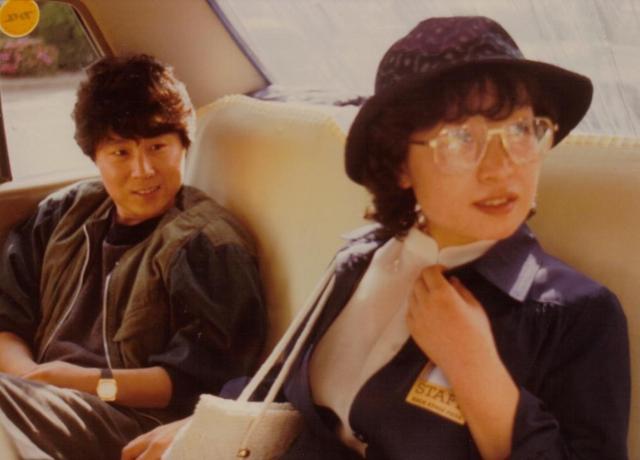 가수 조용필과 작사가 양인자(오른쪽)가 함께 차를 타고 1983년 일본 공영방송 NHK 공연장으로 이동하고 있다. 바향서원 제공
