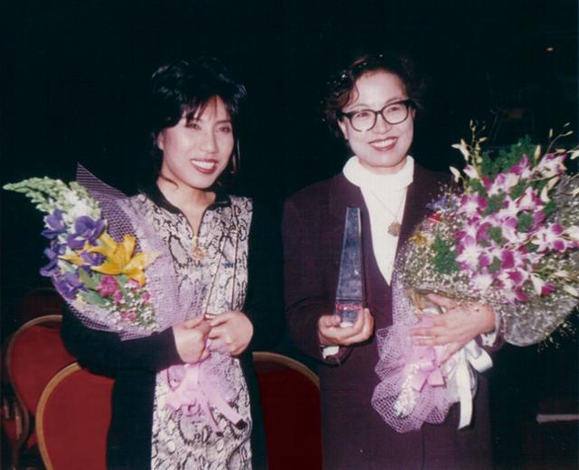 양인자(사진 오른쪽)가 임주리(왼쪽)가 부른 '립스틱 짙게 바르고'로 1994년 한국노랫말대상 전통가요부문에서 상을 받고 기념 촬영을 하고 있다. 바향서원 제공