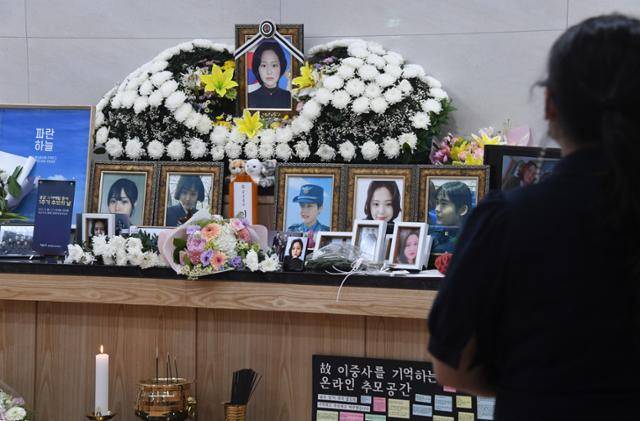 공군 성폭력 피해자 고(故) 이예람 중사 1주기를 하루 앞둔 2022년 5월 20일 경기 성남시 분당구 국군수도병원 장례식장에서 열린 추모의 날에서 추모객이 고인을 추모하고 있다. 이 중사의 국선변호사로 지정된 공군본부 법무실 소속 군 법무관이 이 중사가 사망할 때까지 단 한 차례도 면담하지 않은 사실 등이 드러나면서 이 중사의 유족은 같은 해 6월 해당 법무관을 직무유기 등 혐의로 고소했다. 한국일보 자료사진.