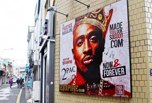 동두천은 일찌감치 다문화가 공존해 이국적인 골목 풍경을 자아낸다.