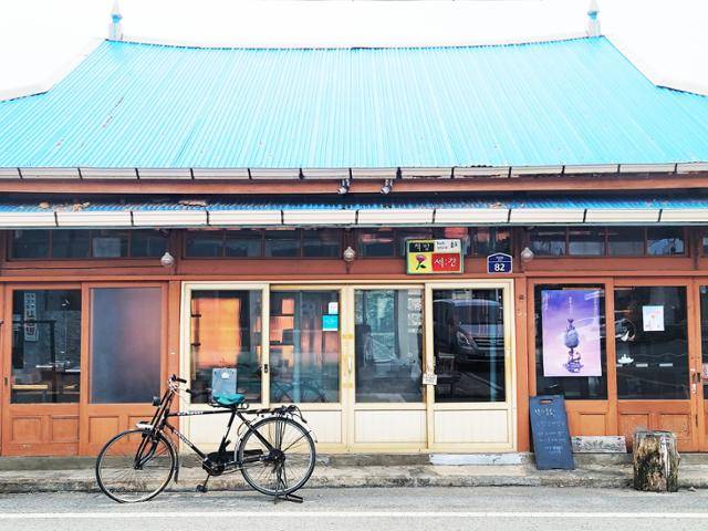 규암마을의 '책방세간'. 옛 담배가게를 서점으로 복원했다.