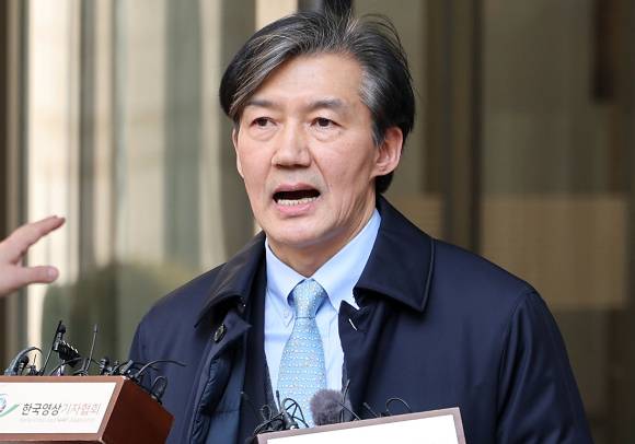 '자녀 입시 비리 및 유재수 감찰무마' 등 혐의로 징역 2년을 선고 받은 조국 전 법무부 장관이 8일 오후 서울 서초구 서울고등법원에서 열린 항소심 선고 공판을 마친 뒤 입장을 밝히고 있다. [사진=뉴시스]