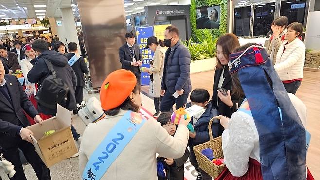 설 연휴를 앞둔 8일 오후 제주국제공항 1층 국제선 도착장에서 상하이발 직항기를 타고 온 중국인 관광객을 대상으로 환영 행사가 진행됐다. (제주도관광협회)