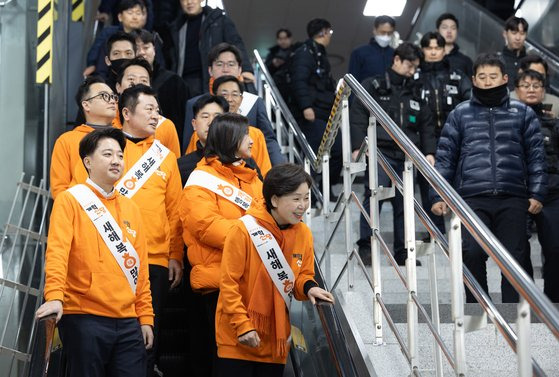 이준석 개혁신당 대표와 당 지도부가 설 연휴를 앞둔 8일 오전 서울 강남구 수서역에서 귀성객들에게 인사하기 위해 승강장으로 향하고 있다. 뉴스1