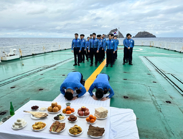 ▲ 동해해양경찰서는 7일 민족 대명절 설날을 맞이해 독도 해상경비 중인 독도경비함 3007함상에서 독도·동해바다 해양영토 주권수호를 다짐하며 독도를 지켜온 조상들에게 차례를 지냈다.