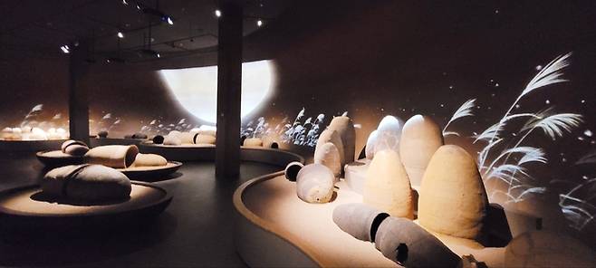 최근 새롭게 꾸민 상설전시실을 공개한 국립나주박물관. 영산강 유역에서 확인된 36곳의 고분에서 출토된 옹관묘를 한가득 전시해놓았다.|국립나주박물관 제공