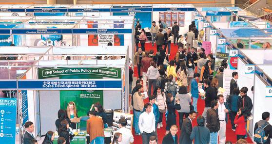 International students attend a Study in Korea Education Fair [SONG BONG-KEUN]