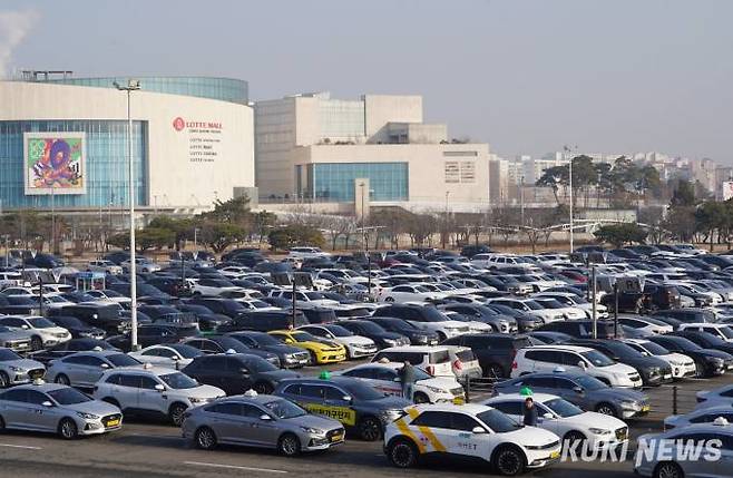 설 명절 연휴를 하루 앞둔 8일 오전 서울 강서구 김포국제공항 국내선 주차장이 붐비고 있다.