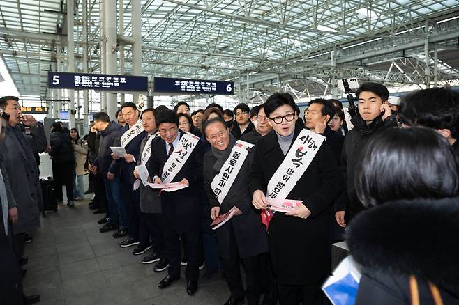 한동훈 국민의힘 비상대책위원장과 윤재옥 원내대표 등 여당 지도부가 설 연휴를 하루 앞둔 8일 서울 용산구 서울역에서 귀성 인사를 하고 있다. <연합뉴스>