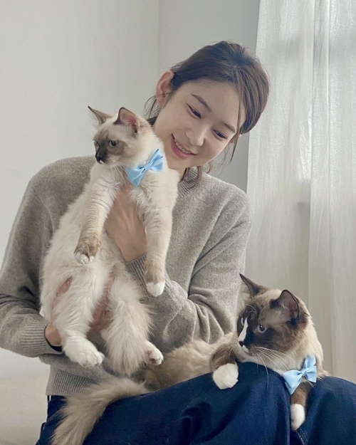 배우 오혜원이 고양이와 즐거운 시간을 보내고 있다. 사진=오혜원