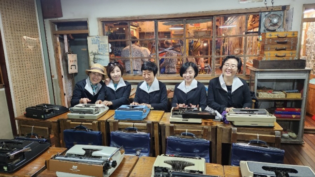 경기 파주 한국근현대사박물관의 교실에서 교복체험을 하는 모습.