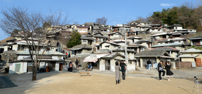 전남 순천의 드라마촬영장에서 가장 재현율이 높은 곳인 서울 달동네세트장. 시간의 태엽을 감아 한 세대쯤 전의 서울 변두리로 돌아간 것 같은 느낌이 드는 곳이다.