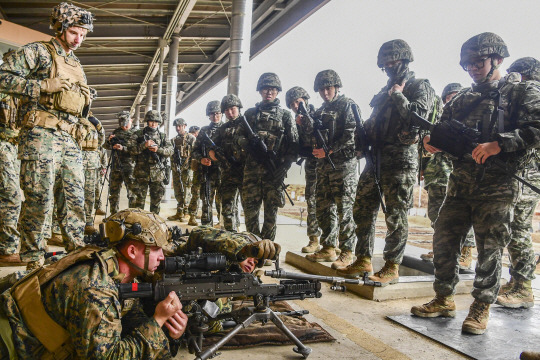 지난 7일 한미 해병대연합훈련(KMEP) 중 한미 해병대 장병들이 화기를 소개하고 있다. 해병대 제공