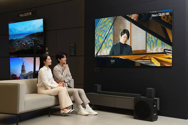 삼성전자 모델이 삼성스토어 대치점에서 Neo QLED 8K TV로 파이니스트 조성진의 8K 라이브 연주 영상을 감상하고 있다. [삼성전자 제공]