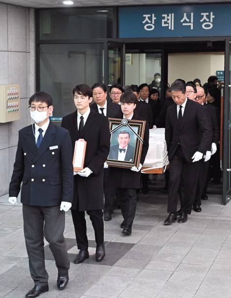 8일 서울 송파구 서울아산병원 장례식장에서 원로배우 남궁원 (본명 홍경일·전 헤럴드 명예회장) 씨의 발인이 엄수되고 있다.