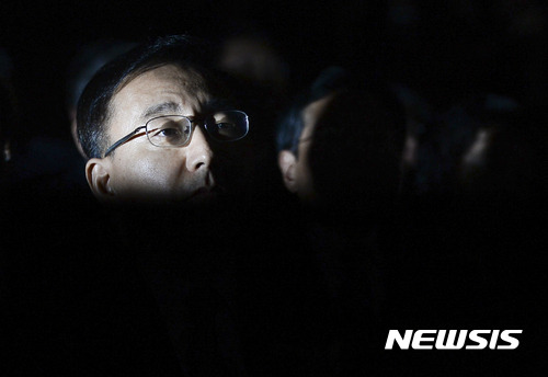 [서울=뉴시스]이른바 '50억 클럽' 명단 중 1명으로 지목된 김수남 전 검찰총장이 의혹을 제기한 박수영 국민의힘 국회의원을 상대로 낸 손해배상 소송 1심에서 8일 패소했다. 사진은 김 전 총장이 지난 2017년15일 오후 서울 서초구 대검찰청에서 열린 '검찰총장 이임식'에 참석한 모습. 2017.05.15.  myjs@newsis.com