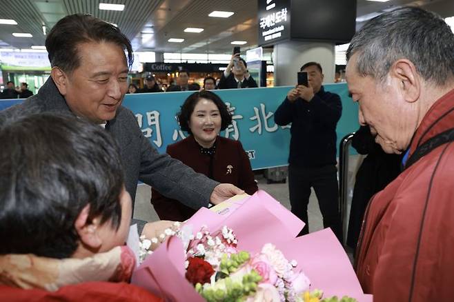 8일 오후 김영환 충북지사가 관광전세기 편으로 청주국제공항에 입국한 대만 단체 관광객들에게 환영 꽃다발을 전달하고 있다.  청주공항 관광전세기는 5년 만에 재개됐다. (사진=충북도 제공) *재판매 및 DB 금지