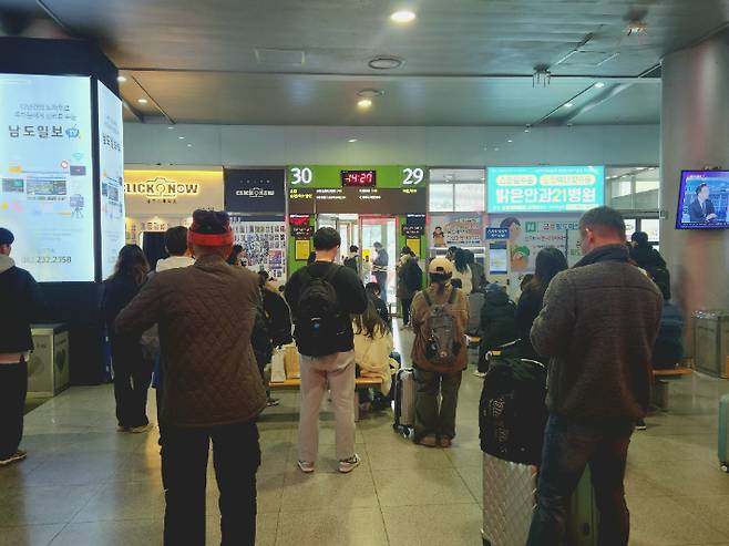 설 연휴를 하루 앞둔 8일 광주 서구 광천동 광주종합버스터미널에서 시민들이 버스를 기다리고 있다. 박성은 기자