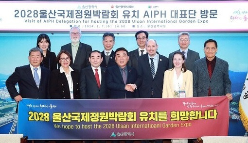 7일 울산시청 접견실에서 김두겸 울산시장(왼쪽 네번째)이 국제원예생산자협회(AIPH) 실사단을 이끌고 방한한 팀 브리어클리프 사무총장(왼쪽 다섯번째)과 악수하며 기념 촬영을 하고 있다. 연합뉴스