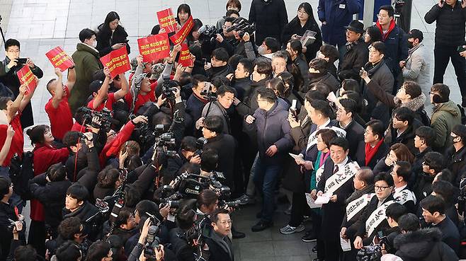 서울역서 시위하는 해병대 관계자들