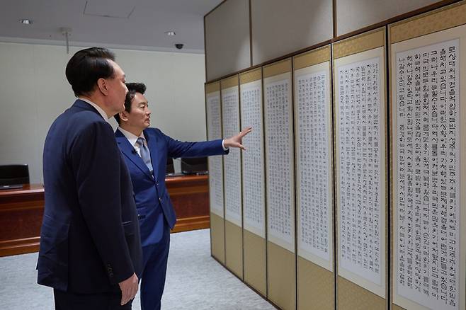 윤석열 대통령이 4일 서울 용산 대통령실 청사에서 KBS 특별대담 '대통령실을 가다' 녹화 영상을 촬영하며 취임사 병풍을 보며 대화하고 있다. 대통령실 제공