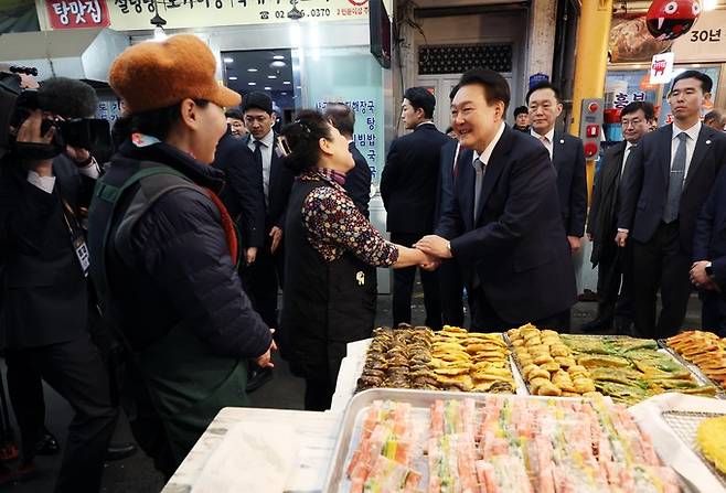 윤석열 대통령이 설 명절을 앞두고 8일 서울 광진구 중곡제일시장을 찾아 전 가게에서 박행복 사장 등 상인들을 격려하고 있다. 대통령실통신사진기자단