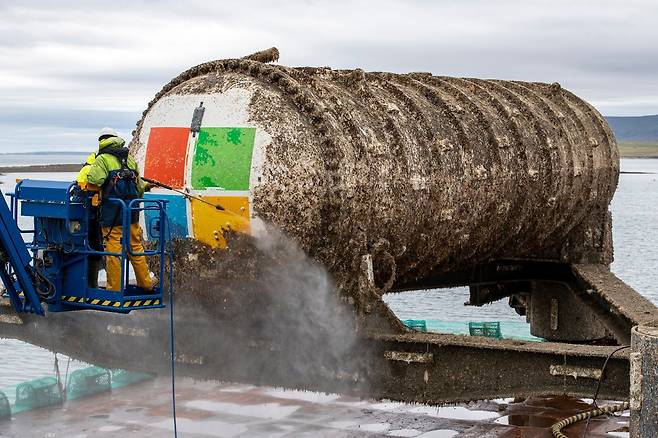 2022년 7월 스코틀랜드 인근 바다에서 인양한 마이크로소프트의 해저 데이터센터. ⓒ마이크로소프트 제공