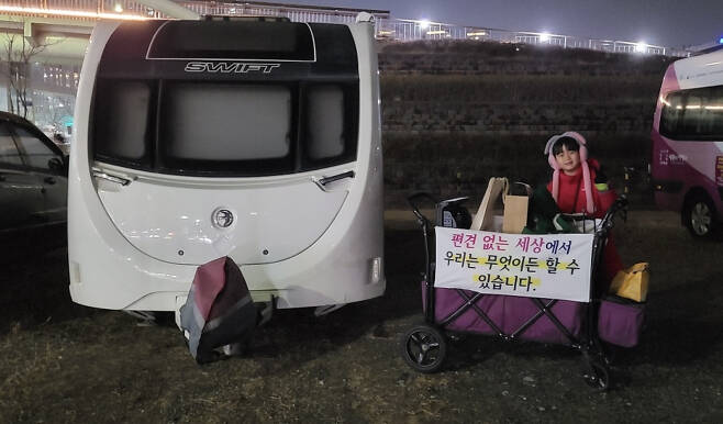1형 당뇨 환우인 박율아(8)양이 첫째날 밤 숙소인 캠핑카 앞에서 미소를 짓고 있다. ⓒ박씨 가족 제공