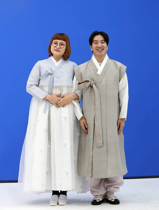 KBS2 ‘개콘-데프콘 어때요’ 코너 출연 개그우먼 조수연- 개그맨 신윤승이 지난 3일 서울 강서구의 한 스튜디오에서 한복을 차려 입고 설 인사를 하고 있다. 사진 정지윤 선임기자·한복협찬 옷이날개