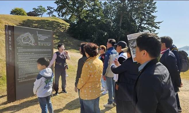 문화관광해설사에 쏠린 눈  [완도군 제공·재판매 및 DB 금지]