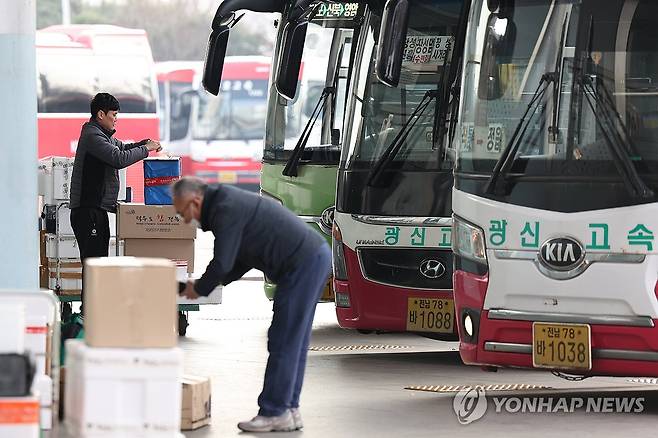 화물 쌓인 광주 고속버스터미널 (광주=연합뉴스) 천정인 기자 = 설 연휴를 하루 앞둔 8일 광주 서구 유스퀘어종합버스터미널에서 고속버스 관계자들이 화물을 살펴보고 있다. 2024.2.8 iny@yna.co.kr