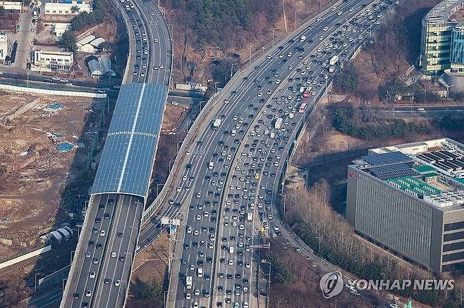 설 연휴 귀성길 정체 시작 (성남=연합뉴스) 서대연 기자 = 설 연휴를 하루 앞둔 8일 오후 경찰청 헬기에서 바라본 경기도 성남시 판교JC 인근 경부고속도로가 귀성차량 등으로 정체되고 있다. 2024.2.8 [항공촬영협조 = 서울경찰청 항공대 문흥주 경감, 심동국 경위] dwise@yna.co.kr