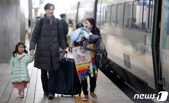 설 연휴를 앞둔 8일 오전 서울 용산구 용산역에서 고향으로 향하는 귀성객들이 열차에 탑승하기 위해 이동하고 있다. 2024.2.8/뉴스1 ⓒ News1 임세영 기자