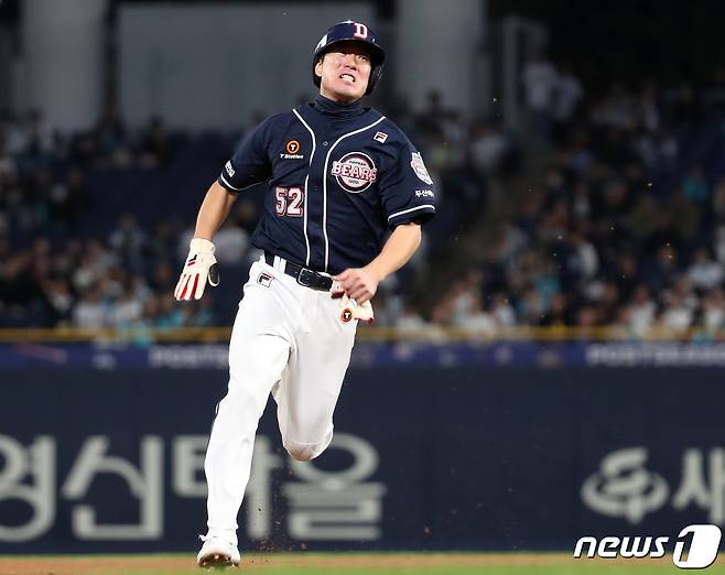 19일 오후 경남 창원NC파크에서 열린 '2023 신한은행 SOL KBO 포스트시즌' 와일드카드 결정전 1차전 NC 다이노스와 두산 베어스의 경기 1회초 1사 1루 상황에서 두산 로하스의 2루타때 1루 주자 김재호가 3루로 질주하고 있다. 2023.10.19/뉴스1 ⓒ News1 윤일지 기자