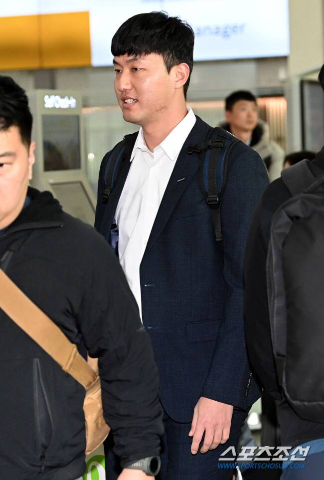 29일 두산 베어스 선수단이 전지훈련지인 호주로 출국했다. 홍건희가 출국장으로 들어서고 있다. 인천공항=허상욱 기자wook@sportschosun.com/2024.01.29/