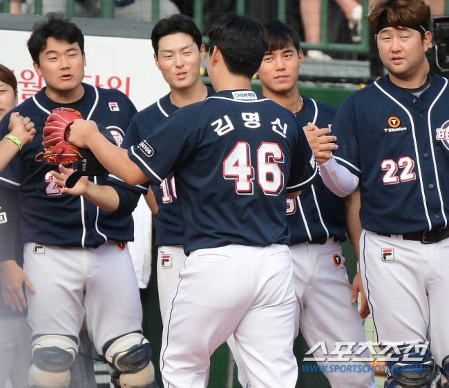 3일 부산 사직구장에서 열린 두산-롯데전. 8회말 등판해 1이닝을 무실점으로 막은 김명신이 환영받고 있다. 부산=정재근 기자 cjg@sportschosun.com