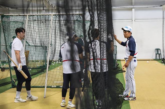 호주 시드니 전지훈련에서 선수단을 지도하는 이승엽 감독. 사진제공=두산 베어스