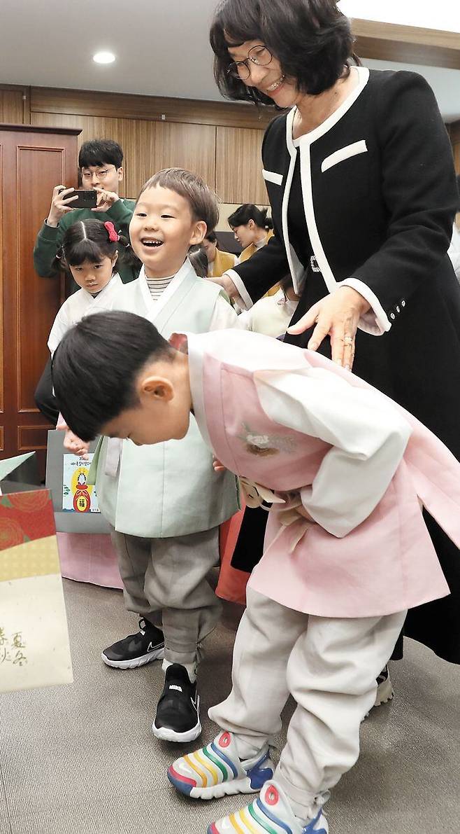 "새해 복 많이 받으세요" - 설 연휴를 이틀 앞둔 7일 경남 창원시 성산구 낙동강유역환경청 사내 어린이집에 다니는 유아들이 한복을 입고 인사를 하고 있다. 신정인(오른쪽 위) 어린이집 원장은 "환경청 어린이집은 인근 공기관 자녀들에게도 개방한다"고 말했다. /김동환 기자