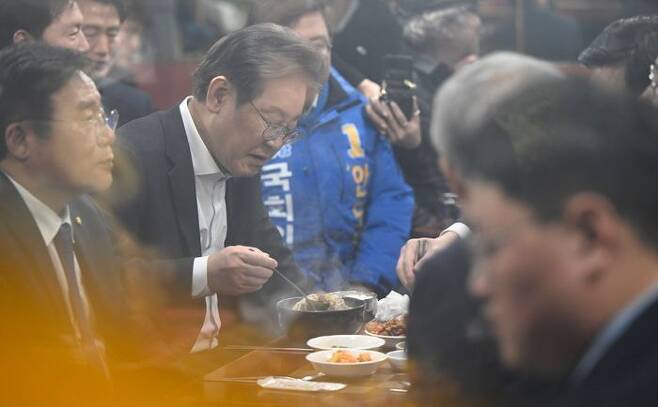 이재명 더불어민주당 대표가 5일 오후 광주 서구 양동시장을 방문해 국밥을 먹고 있다. ⓒ뉴시스