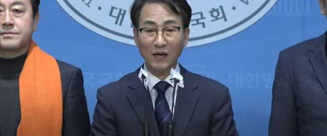 이원욱 원칙과상식 의원이 9일 오후 국회에서 긴급 기자회견을 열어 제3지대 통합 사실을 발표하고 있다. ⓒMBC 유튜브 채널 캡쳐