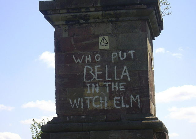 2006년 영국 웨스트미들랜즈주 경계에서 150m 떨어진 곳에 있는 기념비에 새겨진 "누가 느릅나무 안에 벨라를 넣었습니까?" 글귀. 아틀라스옵스큐라 제공