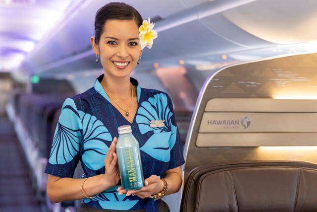 하와이안항공 승무원이 무한 재활용이 가능한 마나날루 알루미늄 생수병을 들고 있다. 하와이안항공 제공
