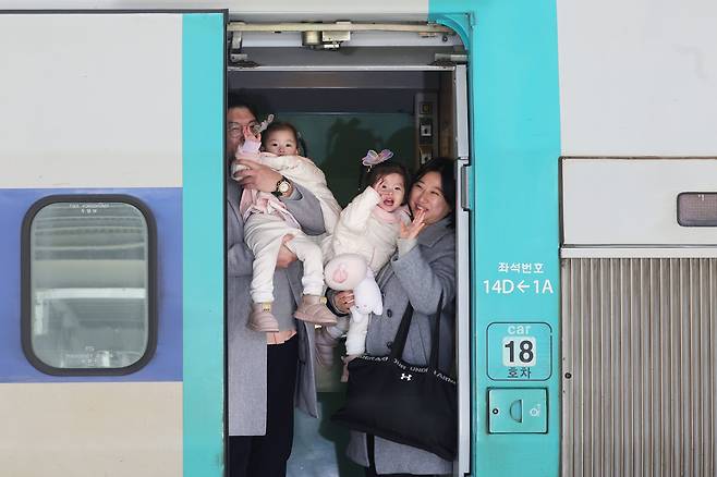 8일 서울역에서 부산으로 향하는 한 가족이 열차에 올라 손을 흔들고 있다. 장진영 기자