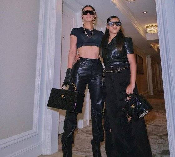 미국 유명 방송인 킴 카다시안(왼쪽)과 그의 큰 딸 노스 웨스트가 지난해 샤넬백을 들고 포즈를 취하고 있다. 사진 _north__west 인스타그램 캡처