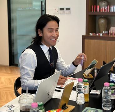 김한균씨가 직원들과 회의하고 있는 모습.