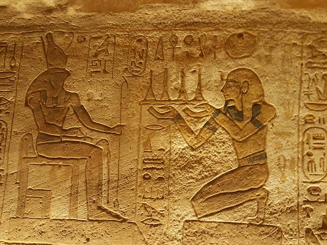 호루스(왼쪽)에게 무언가를 바치는 이집트의 벽화 /한국저작권위원회